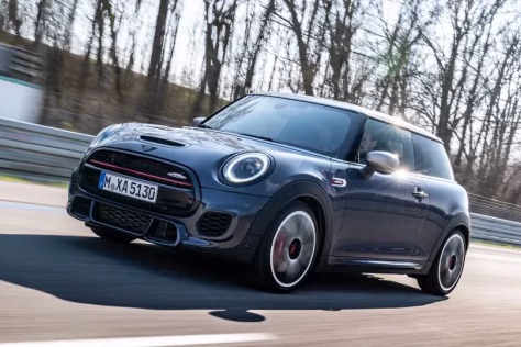 Šie automobiliai traukia daugelio dėmesį, tačiau nusipirkus vieną jų – galima ir visiškai bankrutuoti: keturi modeliai, kuriuos nusipirkus galvos skausmas bus mažiausia problema