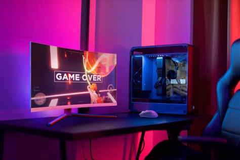 „Philips“ pristato du išskirtinius „Evnia“ serijos žaidimų monitories: lenkti „Fast VA“ ekranai, dirbtinio intelekto patobulintas „Ambiglow“ ir gilus įsitraukimas į žaidimus