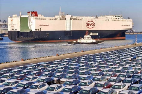 BYD automobilių pardavimai rekordiniai, bet Kinijos rinka lūžta, eksportas tampa gelbėjimosi ratu