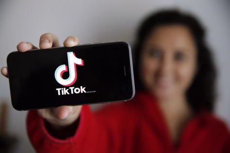 „TikTok“ atstovė pareiškė, kad jų programėlė neketina trauktis ir toliau sėkmingai veiks JAV rinkoje
