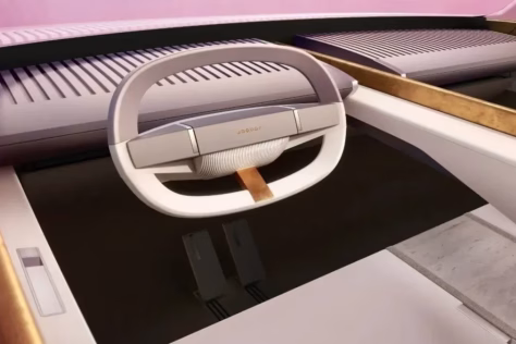 „Jaguar“ vadovai nepaliauja stebinti: automobilių gamintojas neseniai įsivėlė į kontraversišką situaciją, o dabar demonstruoja naują modelį, kuris gali šokiruoti net ir visko mačiusius