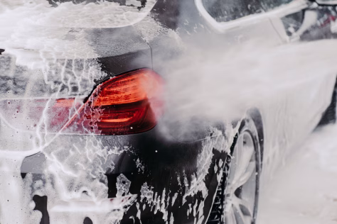 Lietuvos kelių ruožai pasidengė dar didesniu smėlio ir druskos mišinio sluoksniu: automobilio plovimas žiemą – ne tik estetinis poreikis, bet ir saugumo užtikrinimas