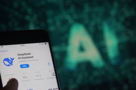 Į technologijų rinką įšokęs Kinijos startuolis „DeepSeek“ prikaustė pasaulio susidomėjimą ir sukėlė šoką akcijų rinkose – paklausė, ką apie varžovą mano „ChatGPT“