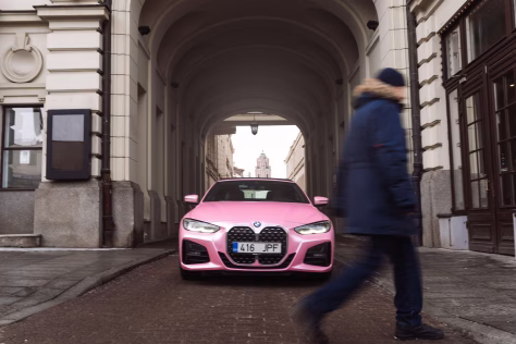 Belaukiant Valentino dienos į gatves išriedėjo rožinis „Bolt Drive“ kabrioletas: atskleidė, kaip bus galima išsinuomoti