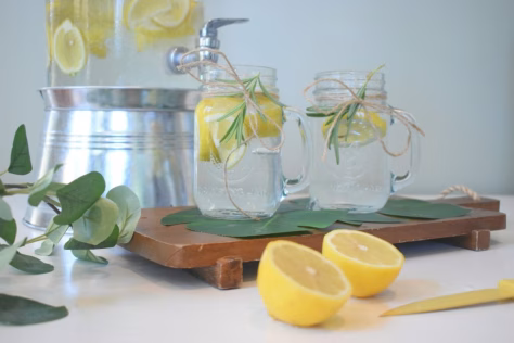 Arbata butelyje su „Sprite“? „TikTok“ platformoje išplitęs receptas pakeis vasaros gėrimų tradicijas
