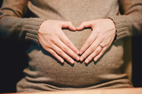 Mokslininkai atskleidė: nėščios moters žarnyno bakterijos gali lemti kūdikio smegenų raidą