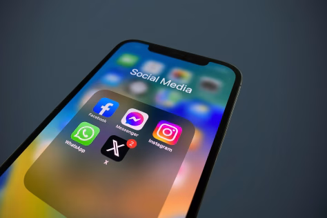 Socialiniuose tinkluose viešinamas gyvenimo detales stebi ir sukčiai: kaip neatskleisti per daug?