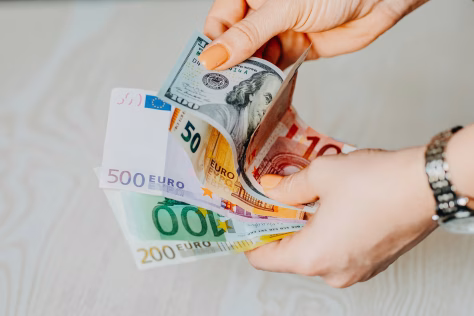 Banko sąskaitoj buvę pinigai pradingo: ekspertai paaiškino, ar tai įmanoma ir ką tokiu atveju daryti