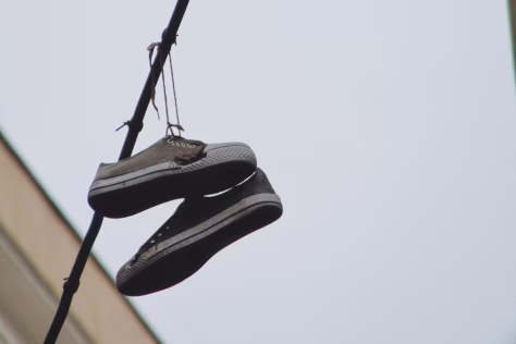 Moterys renkasi komfortą ir eleganciją viename: šios vasaros batų tendencija, kuri jau užkariavo gatves