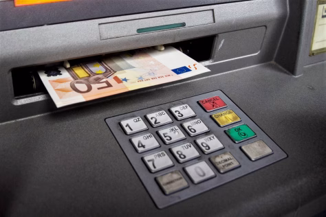 Bankomatai dingsta, o atsiskaitymai sekami: kas vyksta su grynaisiais pinigais Lietuvoje? Atskleista reali situacija