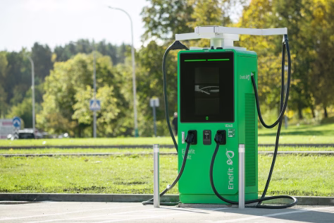 Elektromobilių ir įkrovimo stotelių augimas Lietuvoje: kodėl artimiausiu metu būsime priekyje Baltijos šalyse