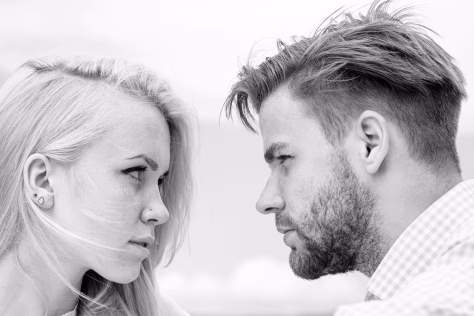 Ekspertė atskleidžia, kad tyla apie pinigus poras pykdo ne dėl uždarbio, bet dėl slepiamų paslapčių