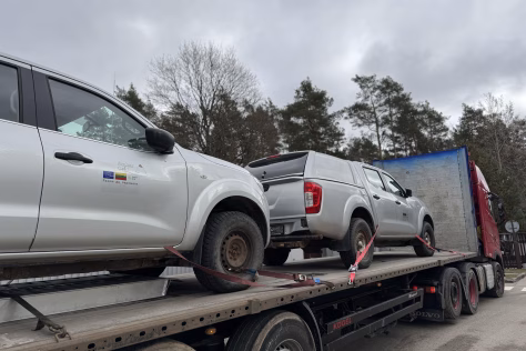 Kovai su tamsa ir karu: Lietuva perdavė Ukrainai visureigius, mikroautobusus ir generatorius