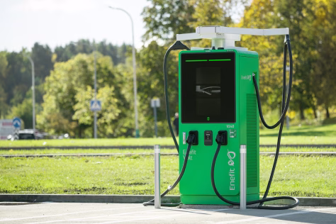 Žemaitijoje plečiamas elektromobilių įkrovimo tinklas: vairuotojams siūlomas 5 naujos stotelės