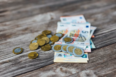 Teta paliko jam viską, bet bankas pasiėmė paskutinius 10 eurų: paveldėtojas liko su klausimais ir be pinigų