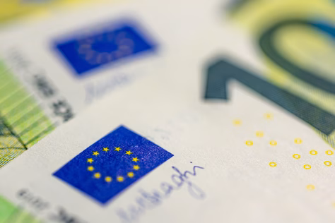 Vis daugiau žmonių slepia pinigus po pagalve: atskleista, kas juos verčia nepasitikėti bankais