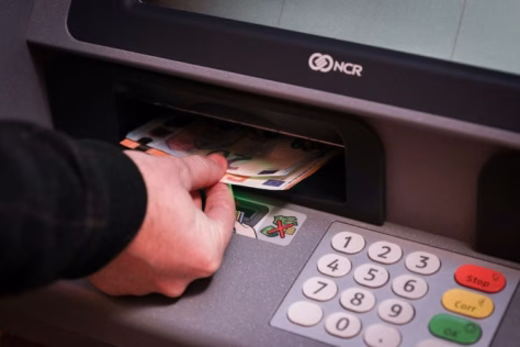 Bankomatai tapo niekam nereikalingi? Netrukus jie gali ir visai išnykti, ekspertai ragina pasiruošti
