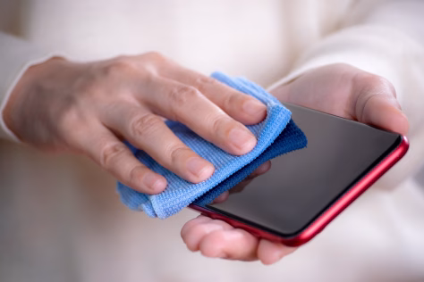 Kaip tinkamai valyti išmanųjį telefoną? Nedarykite šios klaidos, kuri gali visiškai sugadinti jūsų įrenginį