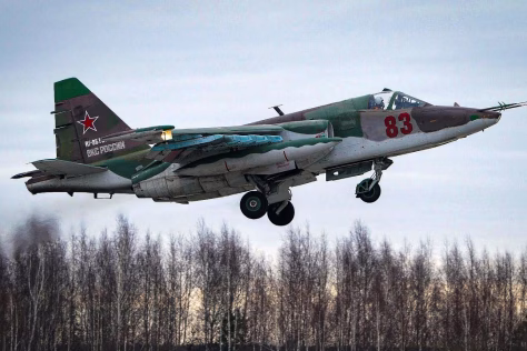 Ukrainietis tapo rusų aviacijos siaubu: užfiksuoti išskirtiniai kadrai, kaip vienu šūviu naikinami rusų lėktuvai