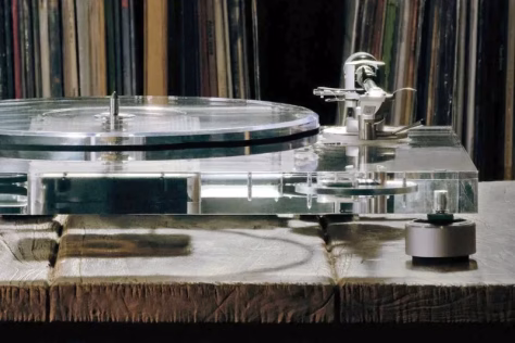Tobuli dizaino sprendimai? „Audio-Technica“ pristatė visiškai permatomą vinilų grotuvą