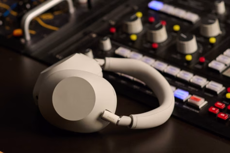 Geriausios „Sony“ sukurtos belaidės ausinės? Pateikiamos priežastys, kodėl verta įsigyti naująsias „WH-1000XM6“