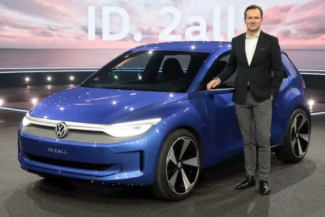 Vokietijos automobilių milžinė keičia kursą: pertvarko savo elektromobilių strategiją, laukia dideli pokyčiai