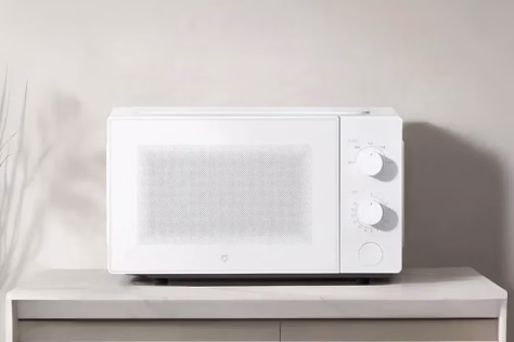 „Xiaomi“ pristatė 20 litrų talpos mikrobangų krosnelę su minimalistiniu dizainu ir išmaniais sprendimais