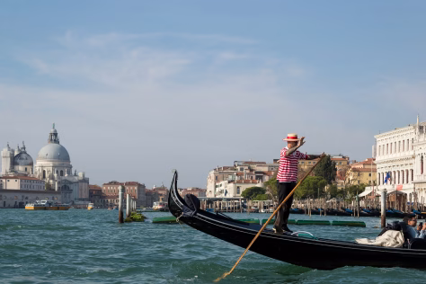 Noras pasidaryti asmenukę vos nesibaigė tragiškai: Venecijoje turistų grupė išvirto iš gondolos tiesiai į kanalą
