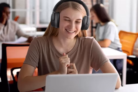 „EarFun“ pristatė belaides ausines su triukšmo slopinimo galimybe ir stulbinančiu baterijos veikimo laiku