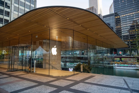 JAV prezidentas papildomais mokesčiais grasina ne tik „Apple“: atskleidė, kad su tuo gali susidurti ir „Samsung“