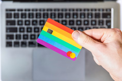Mokate banko kortele? Sužinokite, kodėl jūsų pirkinys gali būti brangesnis nei turėtų būti, ES ėmėsi veiksmų