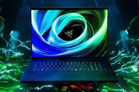 „Razer“ pristatė itin galingą „Blade 18 (2025)“ nešiojamą kompiuterį su išskirtiniu ekranu ir „Nvidia“ vaizdo plokšte