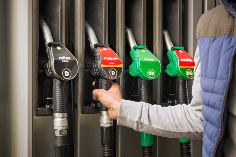 Degalų kainos keičiasi, tačiau ne taip kaip tikėtasi: Lietuvoje benzinas pinga, bet dyzelino kainos tarsi užkeiktos