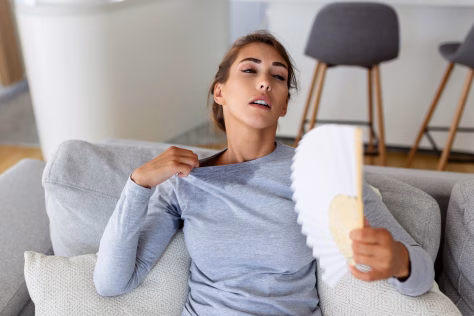 Neįtikėtinai veiksmingas metodas: šis pigus triukas padeda atvėsinti butą be kondicionieriaus