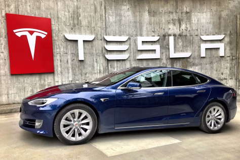 Nuo pažangos simbolio iki milžiniškos problemos: „Tesla“ susiduria su neparduotų automobilių krize