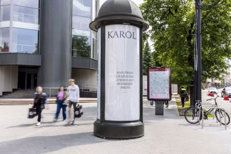 Rinkodara, kuri keičia gyvenimus: plakatai Vilniuje pavertė Karolį sužadėtiniu visos Lietuvos akyse