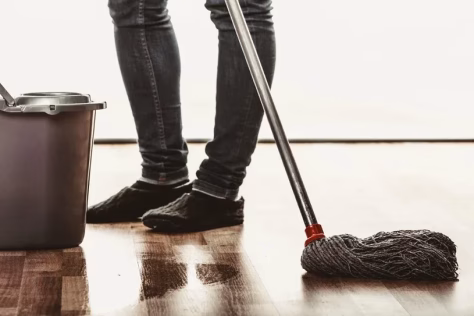 Namų grindys spindės lyg naujos ir be jokios chemijos: virtuvėje slepiasi priemonė, kuri daro tikrus stebuklus