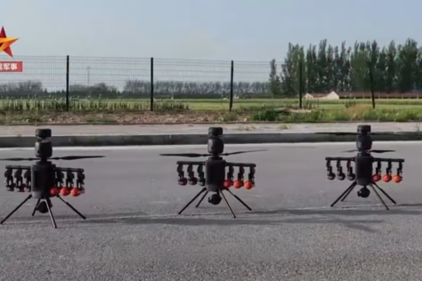 Kinijoje pademonstruoti išskirtiniai dronai: vienu spiečiumi sunaikina viską, dronai šokiruoja kariškius