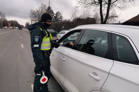 Galite gauti baudą ar net prarasti teisę vairuoti: šio ženklo nepaisymas Lietuvos keliuose gali kainuoti brangiai