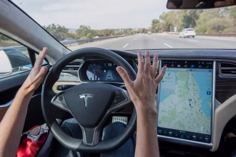 „Tesla“ jau spėjo pamiršti apie autonomijos pažadus? Klientai jaučiasi apgauti, konkurentai švenčia