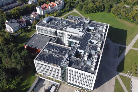 Dar žingsnis link klimato neutralumo: VU saulės elektrinės jau gamina trečdalį universiteto elektros