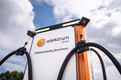 „Elektrum Lietuva“ plečia elektromobilių įkrovimo tinklą, tęsia darbą su didžiausiais degalinių tinklais