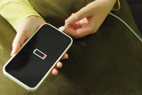 Diena be išmaniojo telefono kroviklio – misija neįmanoma? Technologijos ekspertai įvardijo priežastis