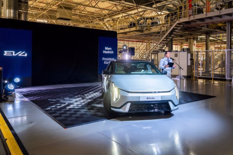 „Kia“ pradeda elektromobilių gamybą Europoje: ar EV4 taps tikru galvos skausmu konkurentams?