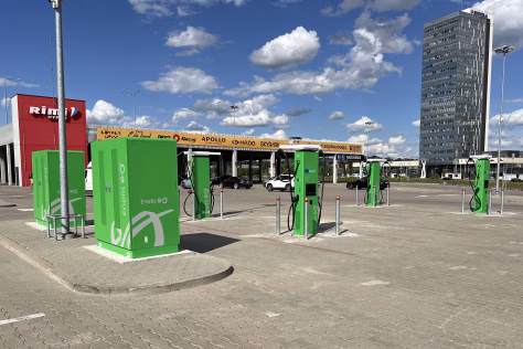 Geros naujienos elektromobilių vairuotojams: Vilniuje įrengtos dar 4 itin greito įkrovimo stotelės