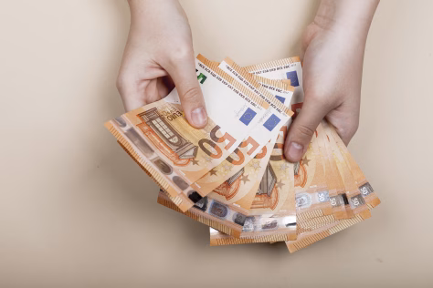Gyventojai atsisako banko kortelių: atskleidžiamos stulbinančios detalės, žmonės masiškai renkasi grynuosius