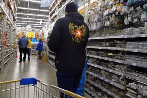 Katastrofinė situacija Rusijoje: net turtingieji priversti taupyti, rusai masiškai keičia savo įpročius