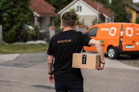 „Omniva“ paskelbė apie naują siuntų pristatymo modelį, išbandomas atviras kurjerių tinklas