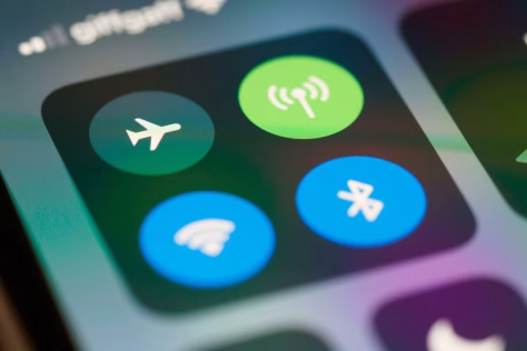 Skrydžio režimo pabaiga? Štai kas laukia mūsų telefonų ore ir kodėl tai svarbu kiekvienam keleiviui