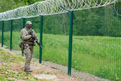 Žalieji žmogeliukai prie NATO sienos: ekspertai pasakė, ar jau prasidėjo nauja hibridinio karo fazė